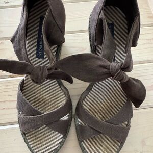 TOMMY HILFIGER Brown Espadrille Shoes with Crossed Straps Size 5.5M